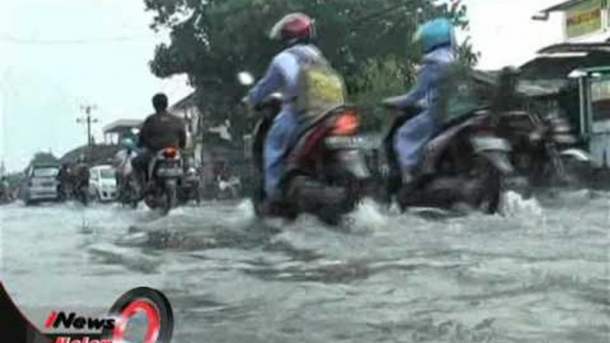 Banjir di Klaten menyebabkan akses jalan antar kecamatan terputus - iNews Malam 1102