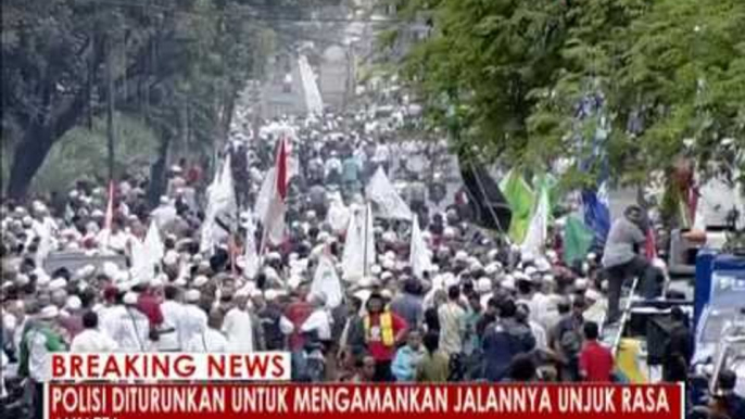 Sekitar 5000 Massa datangi Balai Kota Jakarta untuk protes Ahok - iNews Breaking News 14/10