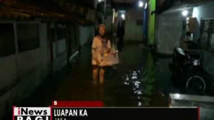 Hujan tidak berhenti mengguyur Jakarta, Kebon Jeruk terendam banjir 50 cm - iNews Pagi 24/10