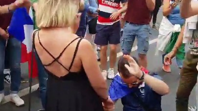 Il demande sa compagne en mariage après la victoire des bleus, elle refuse !