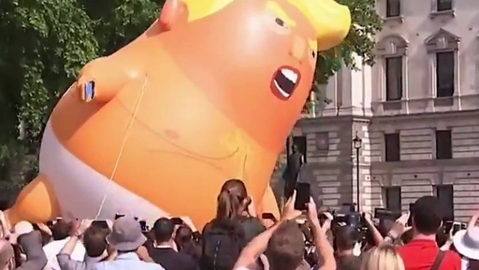 Voici le "Baby Trump", un bébé géant à l'effigie de Donald Trump qui vole au-dessus de Londres