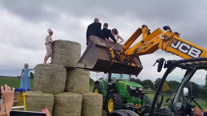 Photo de mariage : sur des ballots de paille dans les champs !