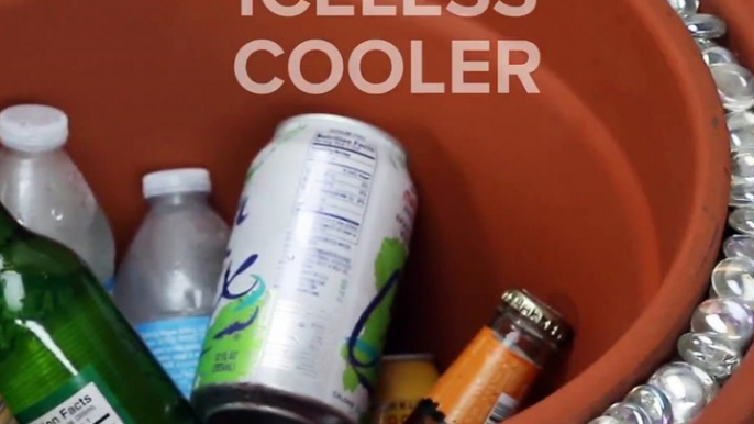 Who knew you could use a terra-cotta pot as a cooler?!? Keep your drinks cool under the summer sun with this easy DIY ☀️