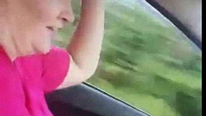 Terrifiée, cette maman par la conduite de son fils en voiture !