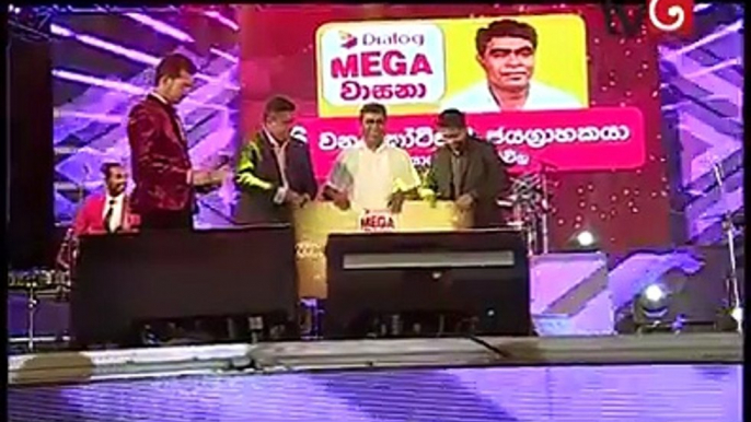 Dialog Mega වාසනා 16 වන කෝටිපති ජයග්‍රාහකයා වූ වීරවිල ප්‍රදේශයේ W. දයාසේන මහතාට රුපියල් එක් කෝටි නම ලක්ෂ හැට එක දහස් පන්සීය තිස් අට ක වටිනාකමින් යුත් චෙක්පත කන්