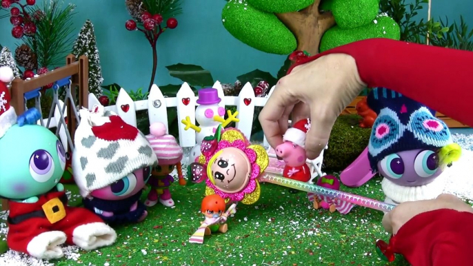 Peppa Pig et les bébés Pinypon reçoivent de beaux cadeaux surprise pour Noël! Boules Magiques Fraise