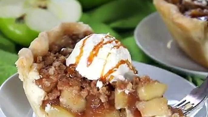 Cheesecake Apple Pie!   Two of my favorite desserts in one yummy pie!PRINT full recipe here: