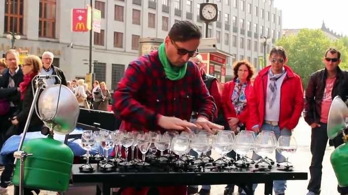 Musique sur des verres d'eau, ce musicien a un talent prodigieux !