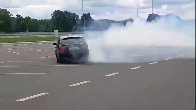 BMW E91 330d - Crazy Burnout - Donuts On Parking Lot