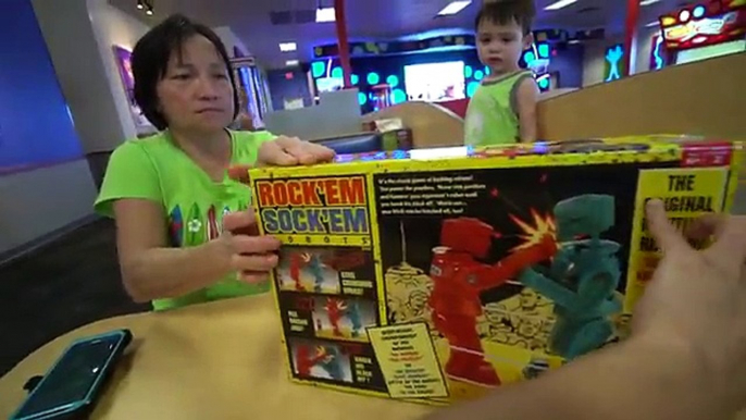 Chuck E Cheese Rock Em Sock Em ROBOTS Game