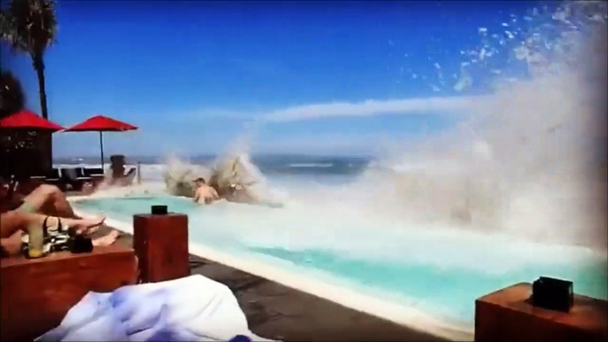 Des vagues géantes ravagent une piscine à Bali