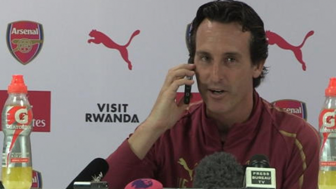 Unai Emery interrupts press conference to answer journalist's phone