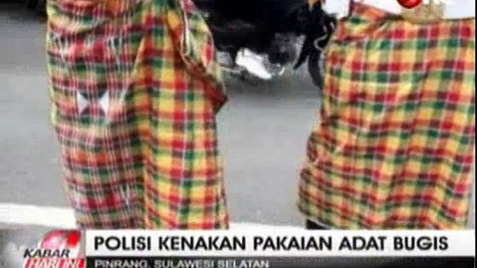 Polisi Pinrang Kenakan Busana Tradisional Bugis di Jalanan