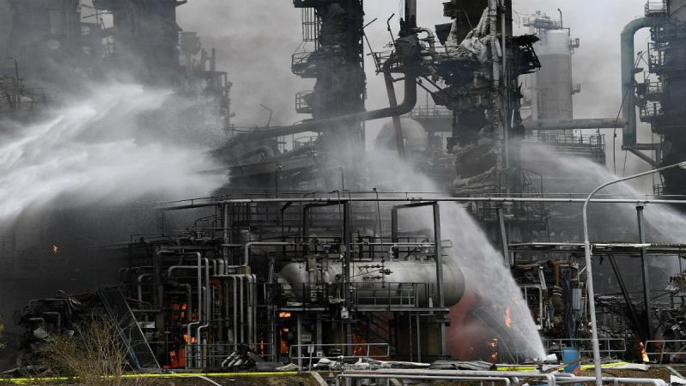 Eight injured in German oil refinery explosion