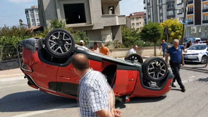 Samsun'da kamyonetin çarptığı otomobil takla attı: 2 yaralı... Kaza anı kamerada