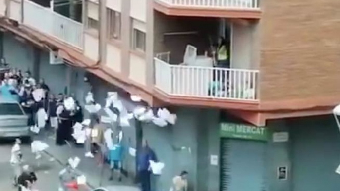 Une foule de manifestants attaquent un immeuble pour déloger des squatteurs