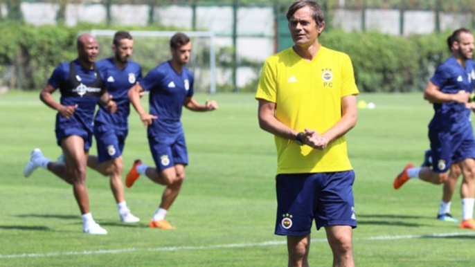 Fenerbahçe Teknik Direktörü Philip Cocu, Konyaspor Maçı Öncesi Oyuncularıyla Toplantı Yaptı