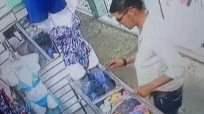 Cámaras de seguridad capta a un sujeto robando un celular de un local comercial en la Bahía de Guayaquil