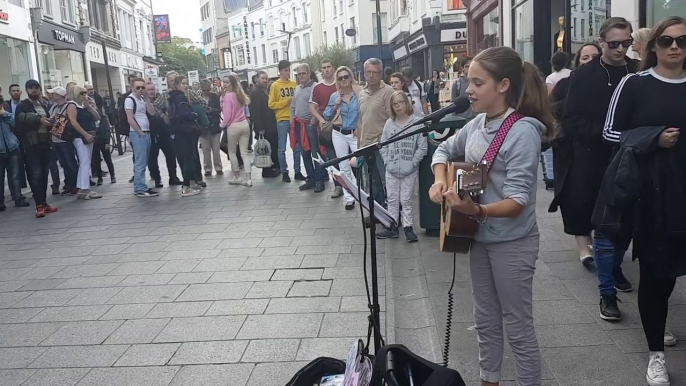 Allie  Sherlock chante Million years ago d'Adele dans la rue et les passants sont sous le charme