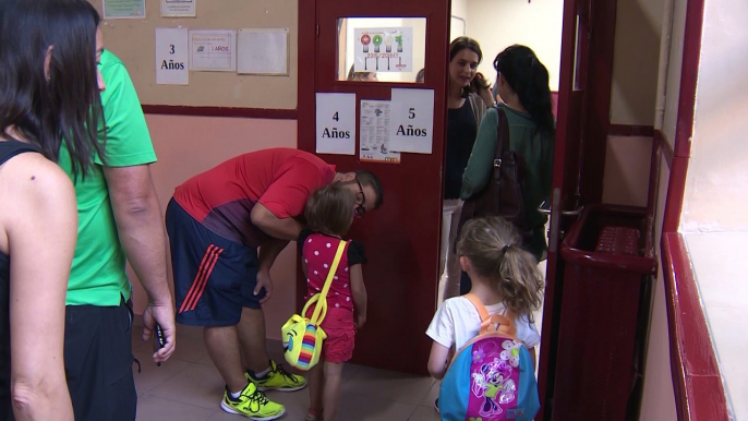 Los Reyes llevan a la Princesa Leonor y la Infanta Sofía al colegio