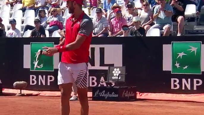 Ce joueur de tennis a un petit problème de raquette