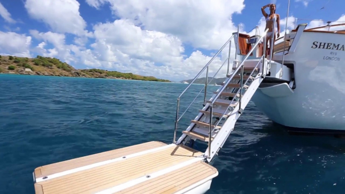 Ce yacht a une plateforme pour nager... Vacances de rêve