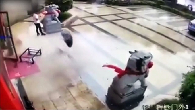 Regardez le réflexe de cet homme qui rattrape un parapluie en pleine tempête