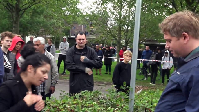 Paludan tager sig til hovedet: "Hvoffo jag ar da her?" (Roskilde, 12.9.2018)