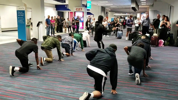 Des danseurs divertissent des passagers à l’aéroport