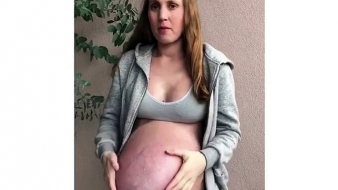 Une femme filme son ventre