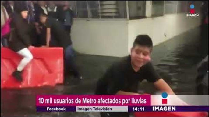 Emprendedor niño mexicano cobra por cruzar en el metro inundado | Noticias con Yuriria Sierra