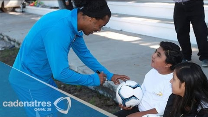 Jugadores de Gallos de Querétaro conviven con niños