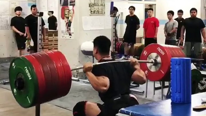 Incredible 640lb (290kg) squat at a body weight of 187lbs (85kg) x4  (@ toshikis165j205)