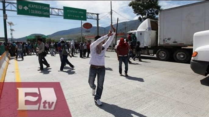 Bloquean la Autopista del Sol por Normalistas de Ayotzinapa / Excélsior Informa