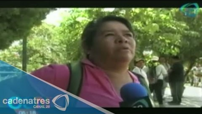 Madre con lágrimas en los ojos pide que le regresen su hijo normalista vivo