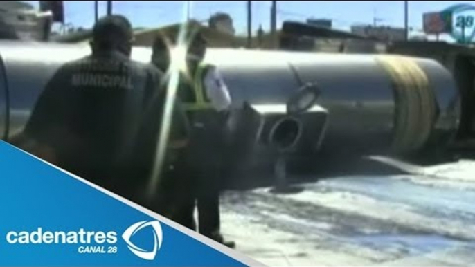 Vuelca pipa en Aguascalientes y derrama más de 5 mil litros de leche