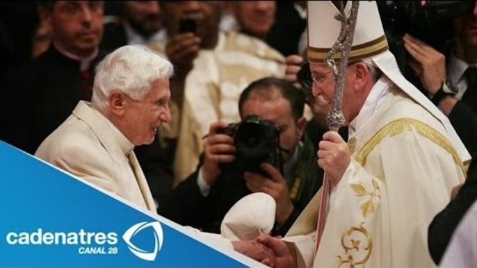 Papa Francisco saluda al papa emérito Benedicto XVI / Canonización de Juan Pablo II