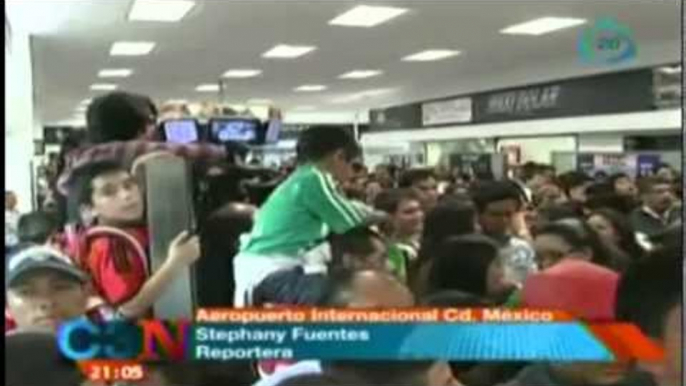 Capitalinos se dan cita en el aeropuerto para recibir a la selección mexicana