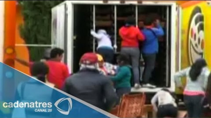 Normalistas de Oaxaca roban mercancías de camiones repartidores