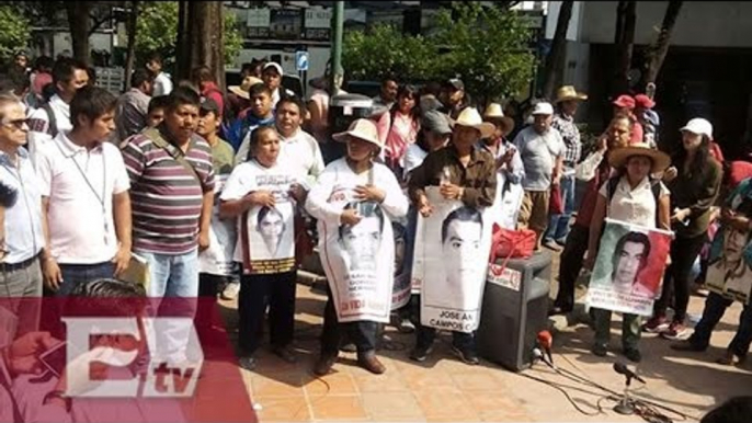 Procesión de familiares de normalistas por embajadas de la zona de Polanco/ Paola Virrueta