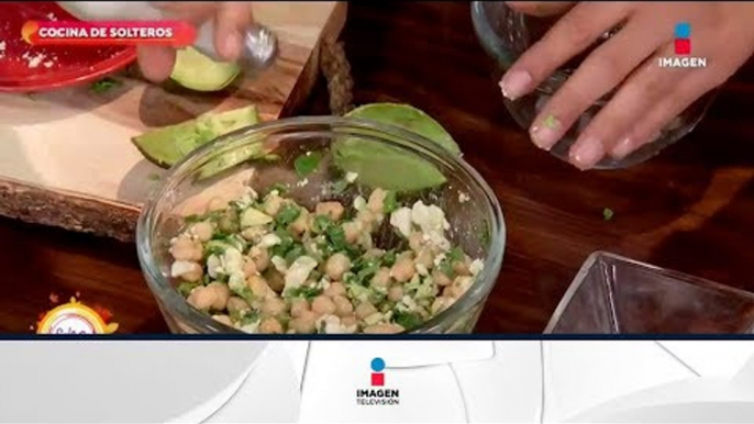 Cocina de solteros: ¡Ensalada de garbanzo! | Sale el Sol