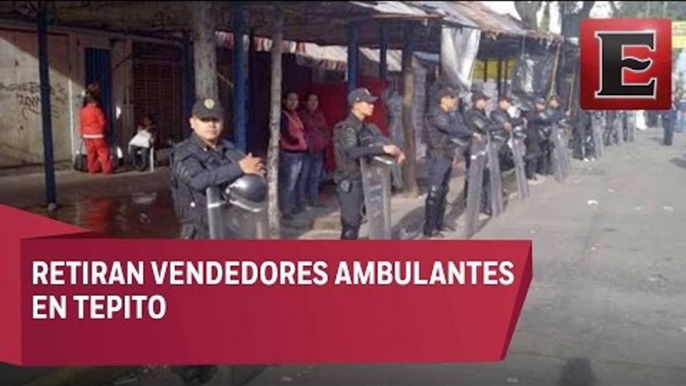 Policías quitan a vendedores ambulantes en Tepito