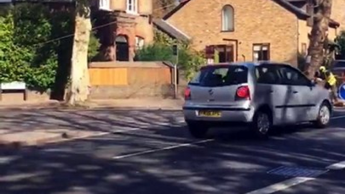 Un cycliste évite de justesse la chute d'un tronc d'arbre