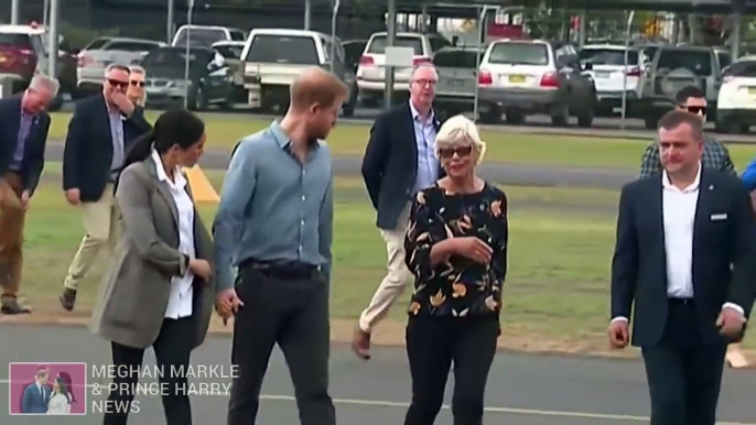 Meghan In Hysterics As Harry Does Fly Swat Dance / Latest Australian Royal Tour News