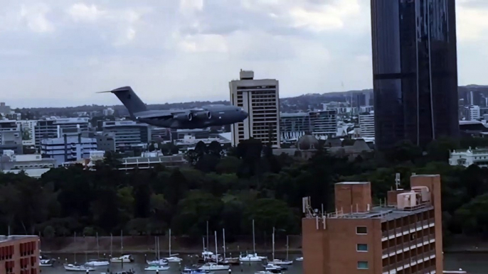 Un avion militaire vole en rase-motte au dessus de Brisbane en Australie... Terrifiant