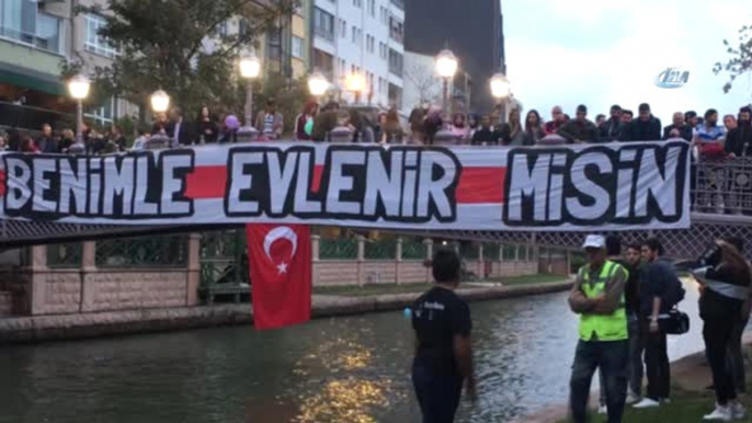 Kız Arkadaşına Doğum Gününde Sürpriz Evlilik Teklifi Etti