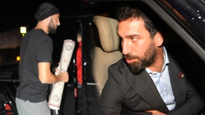 Arda Turan ile Buluşan Burak Yılmaz'ın Elindeki Halı Dikkat Çekti