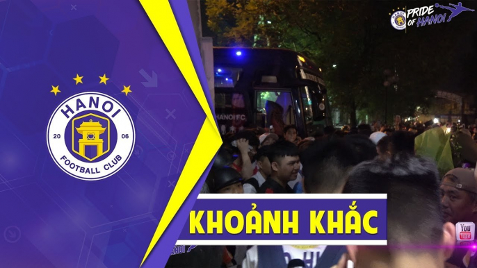 Hình ảnh quen thuộc mỗi khi CLB Hà Nội bước ra xe từ SVĐ ở mùa giải năm nay | HANOI FC