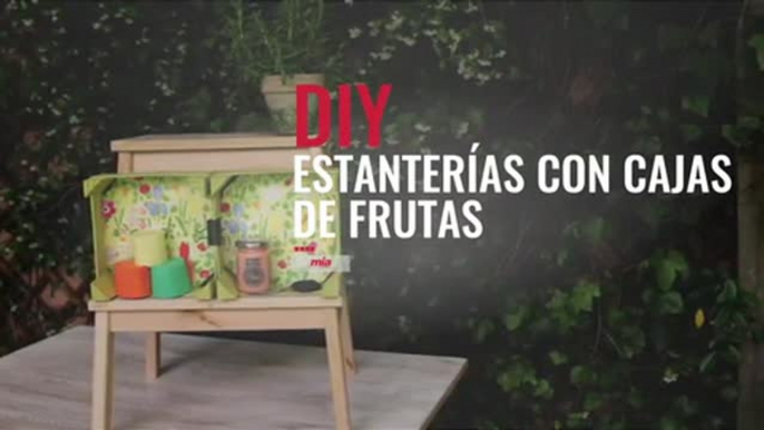 Estanterías con cajas de fruta