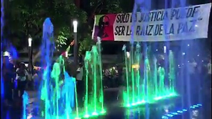 Cientos de peregrinos participan de la misa en catedral en honor a #MonseñorRomero.  La homilía es oficiada por el sacerdote jesuita José María Tojeira y marca